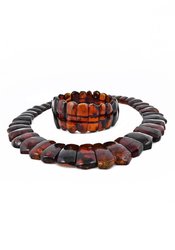 Beads made of flat amber stones