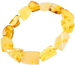 Bracelet made of light multifaceted asymmetrical amber stones