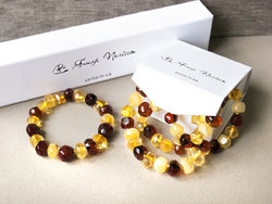 Bracelet with a combination of light and dark amber