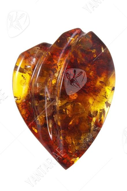 Figured brooch made of amber