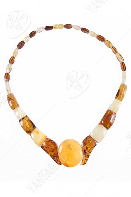 Amber beads with an oval center