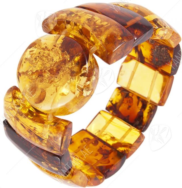 Bracelet made of figured amber stones (with a round center)