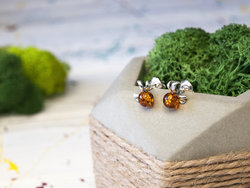 أقراط مرصعة بالعنبر “Bow”