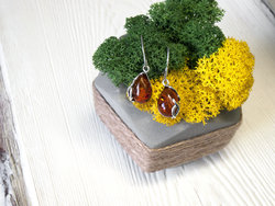 أقراط فضية مع العنبر “رمز إنفينيتي”